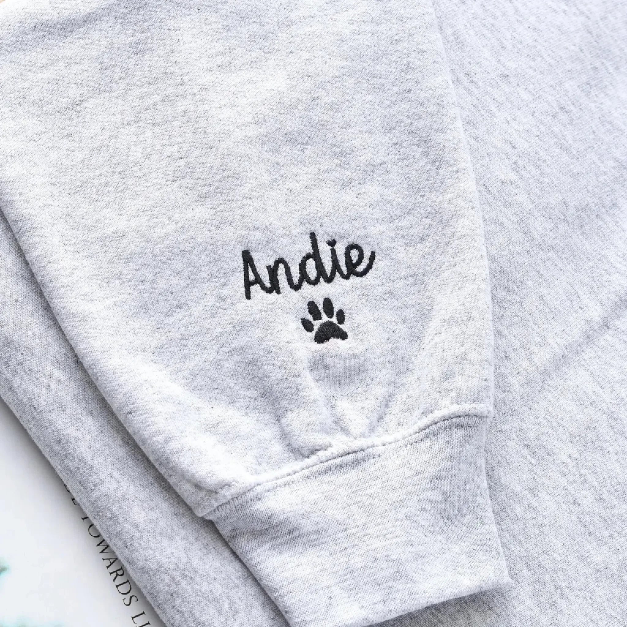  True-Threads - Personalisierter Hunde Hoodie mit Stickerei 